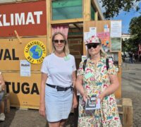 Karin Kåberger och Elisabeth Holm står utanför valstugan för klimatet.