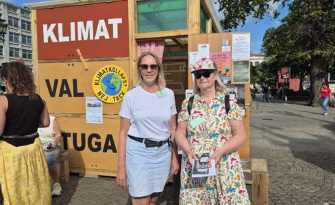 Karin Kåberger och Elisabeth Holm står utanför valstugan för klimatet.