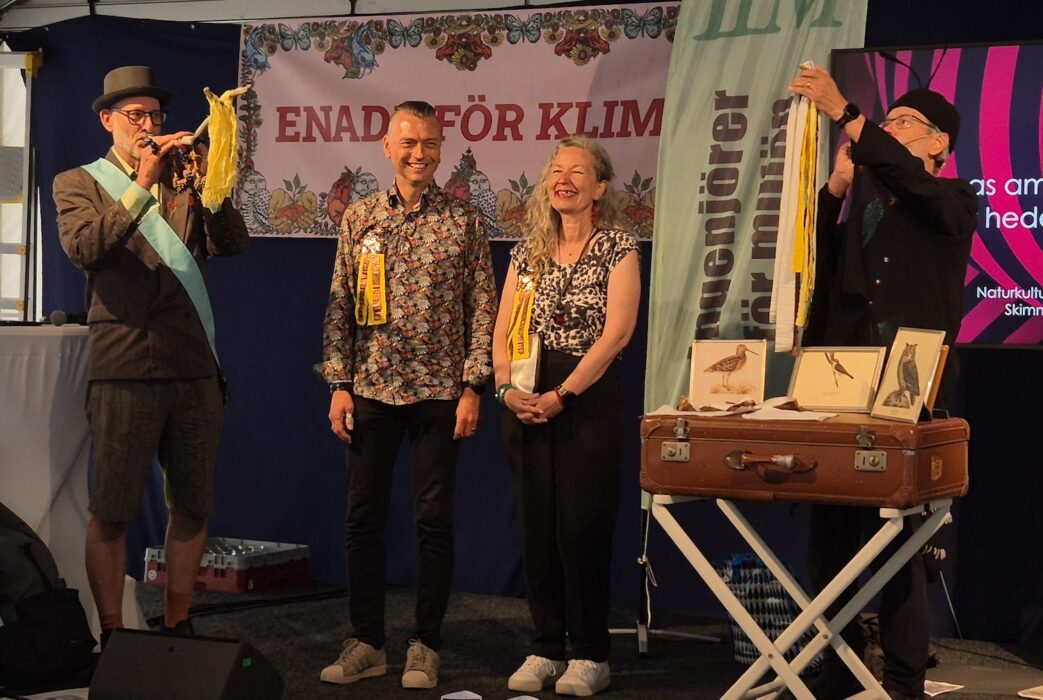 Kenneth Öhlund och Thomas Laurien delar ut medalj till Jonaz Björk och Susanna Arolin.