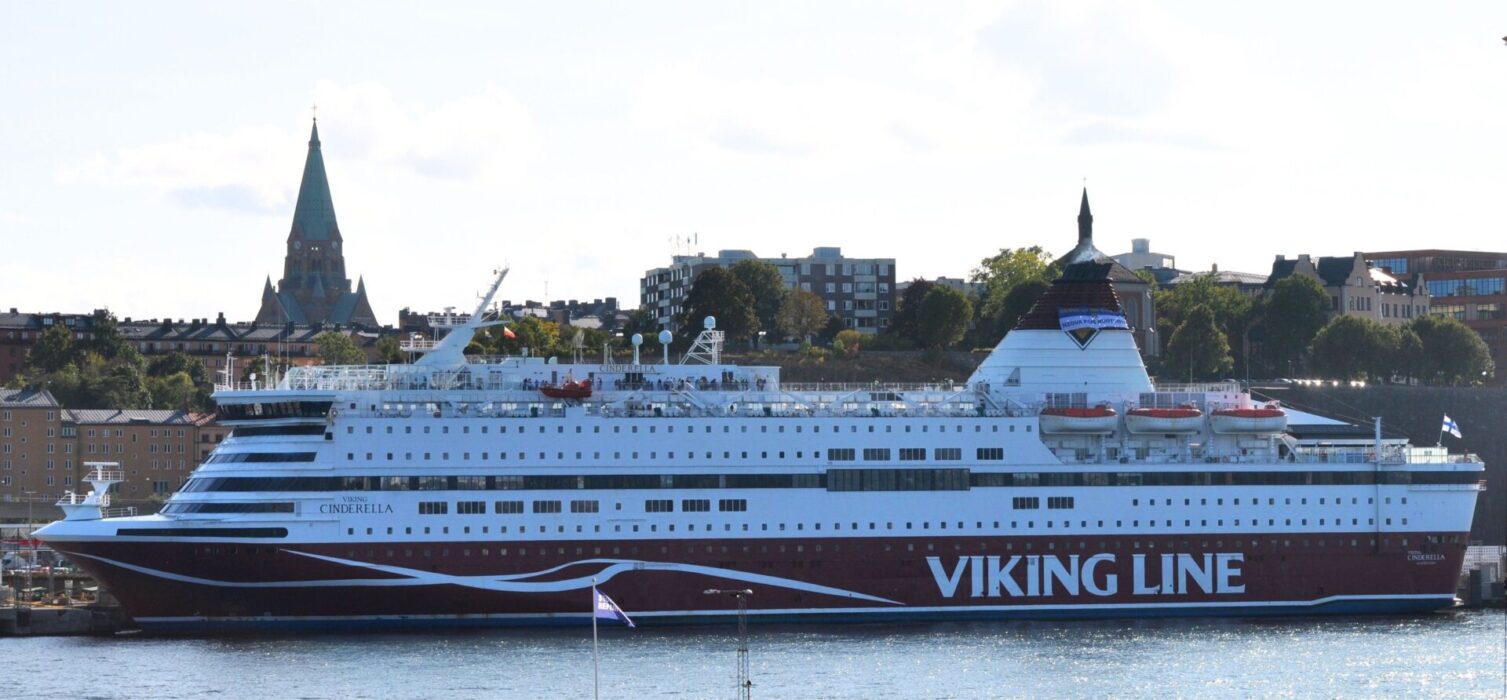 Färjan försenades omkring en timme på grund av aktionen.