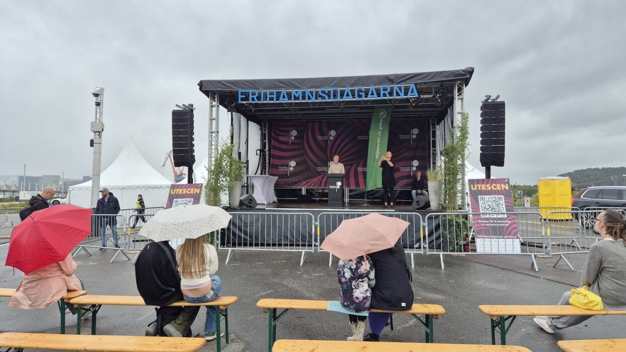 Miljöpartiets språkrör Daniel Helldén hade otur med vädret och publiken under Frihamnsdagarna bestod av några som ändå trotsade regnet.