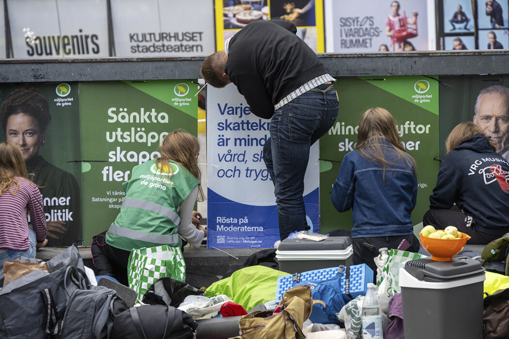 Kampen om de bästa platserna var i full gång när ungdomsförbunden satte upp partiernas valaffischer på Sergels torg.