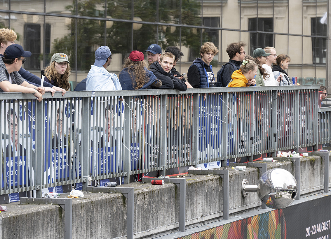 Ungdomar samlades vid Sergels torg när partiernas valaffischer sattes upp inför valet. Foto: Kim Richter