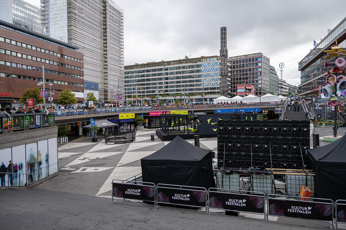 Sergels torg under söndagen, när partiernas valaffischer sattes upp och valrörelsen blev allt mer synlig. Foto: Kim Richter