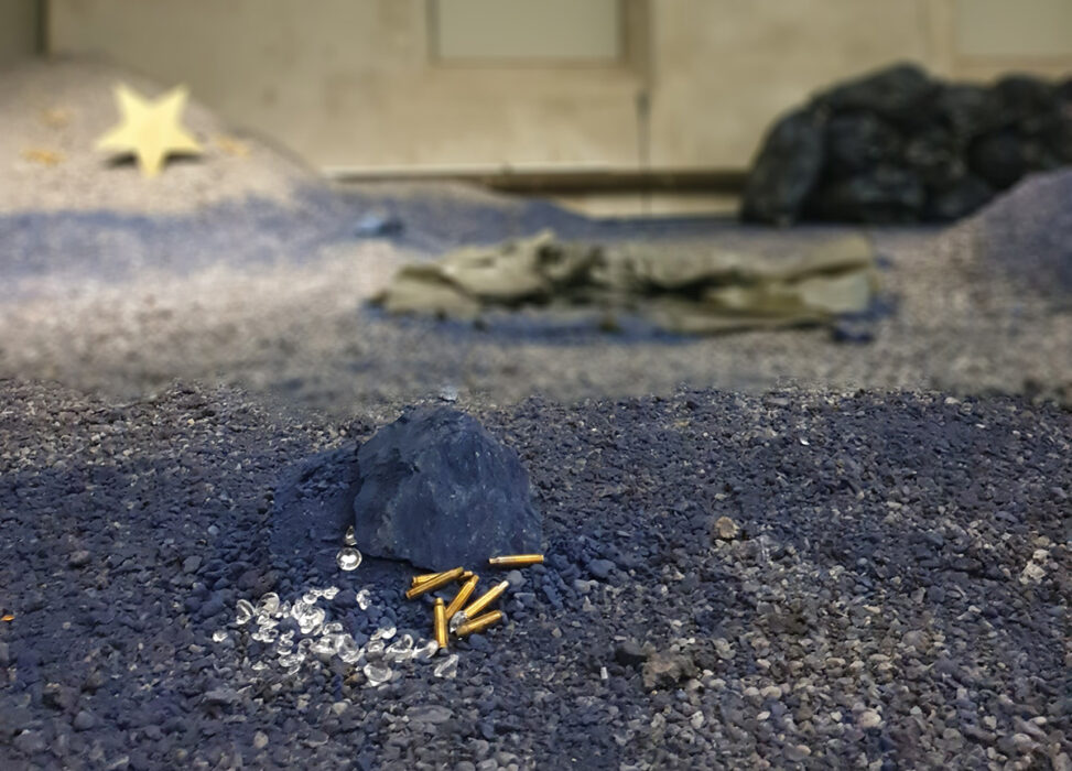 konstverk, blå sten, patroner, glasbitar, stjärna i bakrunden