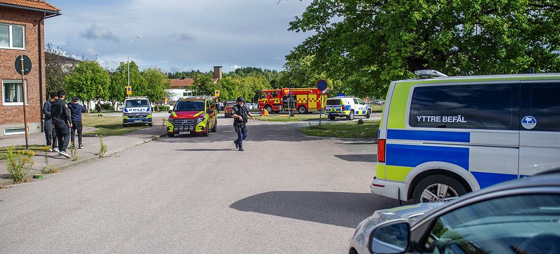 Åtta skolor har inrymts efter att en gärningsman med svärd skadat flera personer vid Brinellskolan i Fagersta.