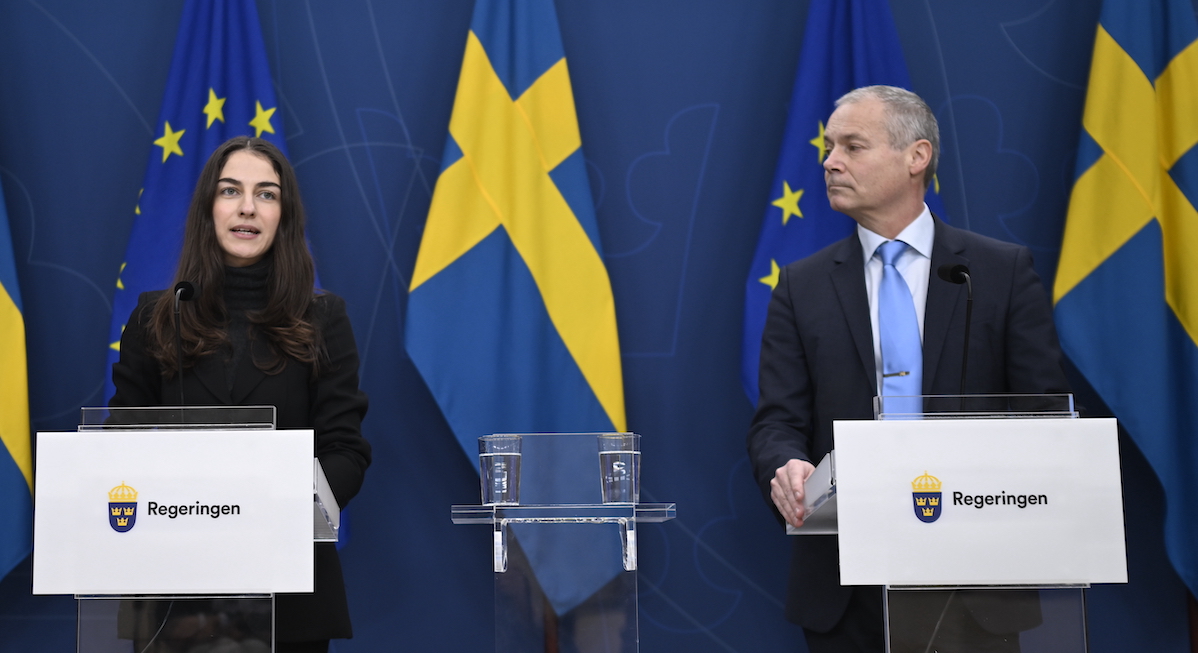 Klimat- och miljöminister Romina Pourmokhtari (L) och Johan Kuylenstierna, generaldirektör för Naturvårdsverket.