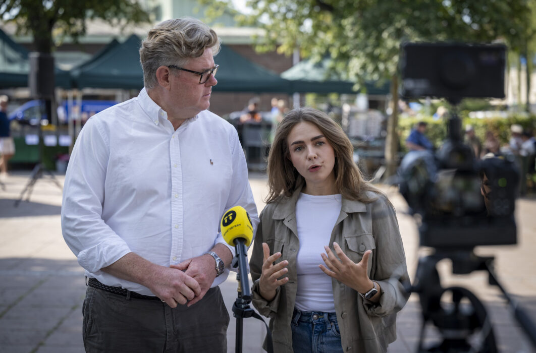 Justitieminister Gunnar Strömmer (M) och Moderata ungdomsförbundets vice ordförande Linda Obiedzinski presenterade vallöften om dejtingappar i Limhamn under lördagen.