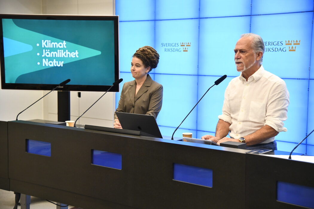 Miljöpartiets språkrör Amanda Lind och Daniel Helldén presenterade valmanifestet under en pressträff.
