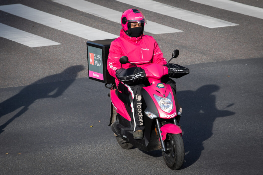 2023 gick matbudsjätten Foodora ut med att hela fordonsflottan skulle vara omställd till eldrift 2024, något som inte har uppfyllts.
