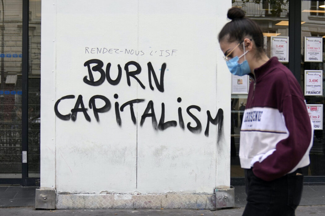 Protest mot kapitalismen vid en klimatdemonstration arrangerad av Extinction rebellion i Paris 2022.