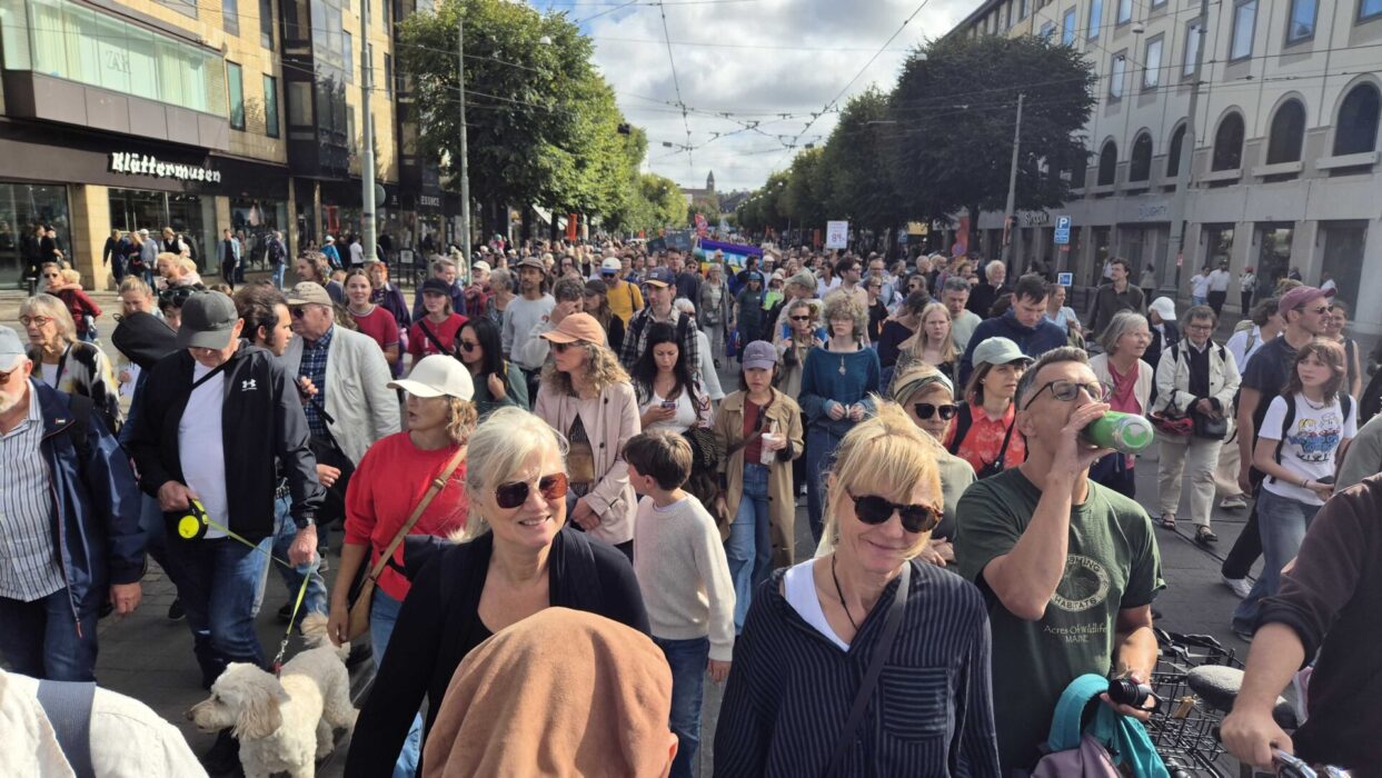 Demonstrationståget ringlade i närmare 2,5 kilometer, och de sista lämnade Linnéplatsen ungefär samtidigt som de första anlände till Gustav Adolfs torg.