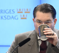 Åkesson i riksdagens pressrum, drickandes kaffe ur pappmugg