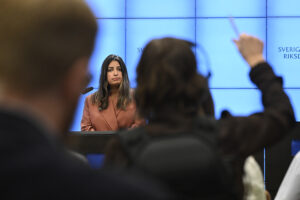 Nooshi Dadgostar under pressträff