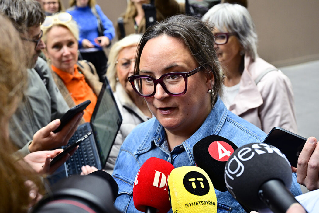 Katrin Wissing utanför riksdagen bland journalister