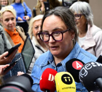 Katrin Wissing utanför riksdagen bland journalister