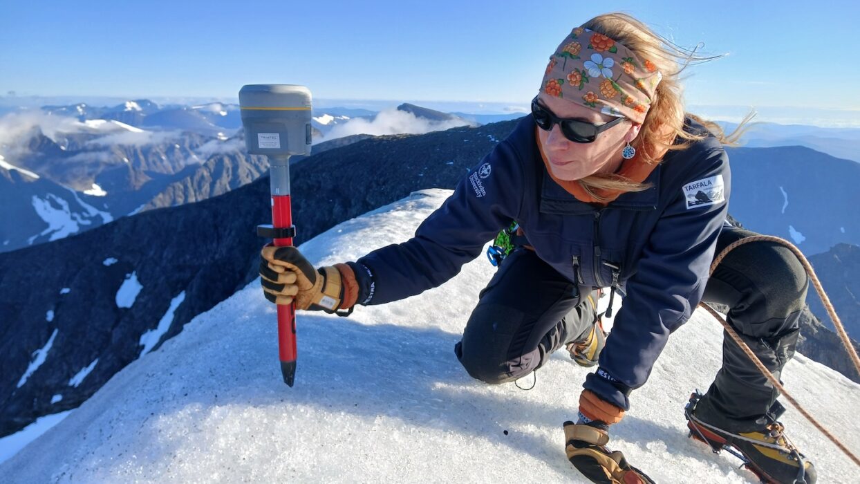 Nina Kirchner med mätinstrument på Kebenekaises sydtopp.