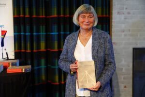 Sanningskommissionens ordförande Lena Nyberg med rapport.