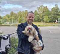 Petter Nordlander med hunden Hope.
