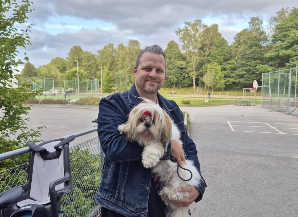 Petter Nordlander med hunden Hope.