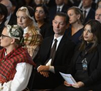 Nooshi Dadgostar bredvid sin sambo samt centerledare Elisabeth Thand Ringqvist.