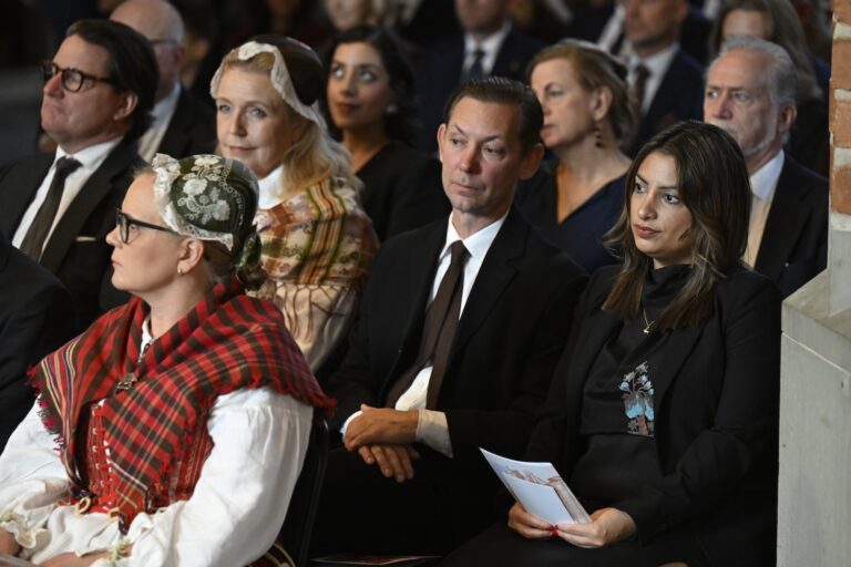 Nooshi Dadgostar bredvid sin sambo samt centerledare Elisabeth Thand Ringqvist.