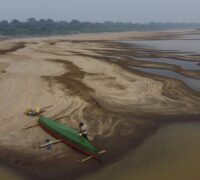 Uttorkad flod i Amazonas.