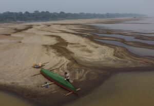 Uttorkad flod i Amazonas.