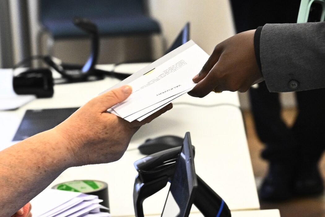 Valkuvert strecks över till en röstmottagare.