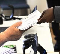 Valkuvert strecks över till en röstmottagare.