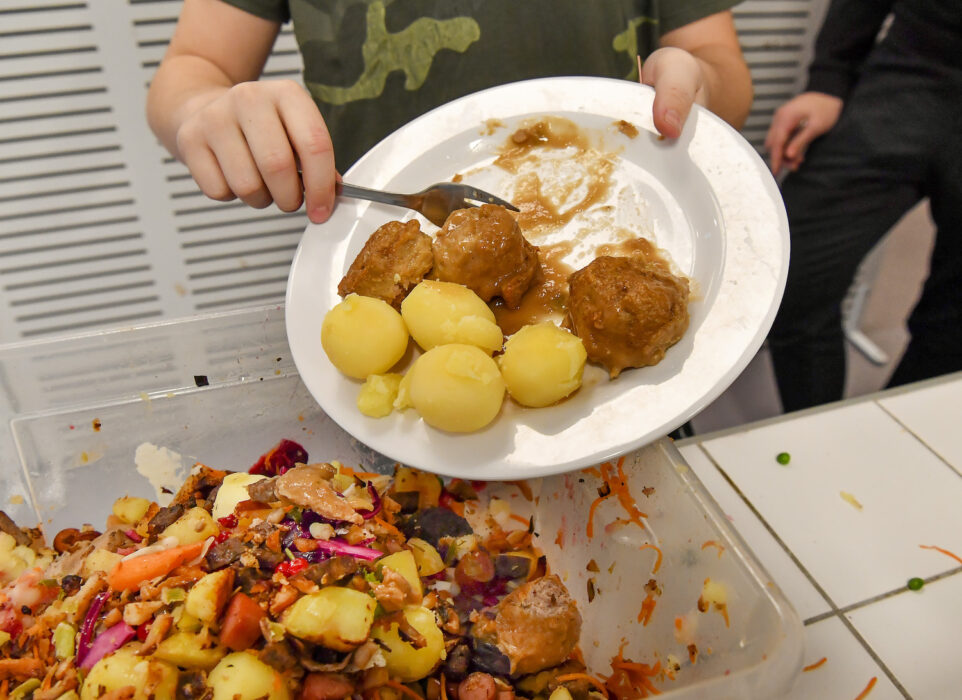 Att minska mängden kött på tallriken och mängden matsvinn är viktiga åtgärder för att sänka matens klimatpåverkan.