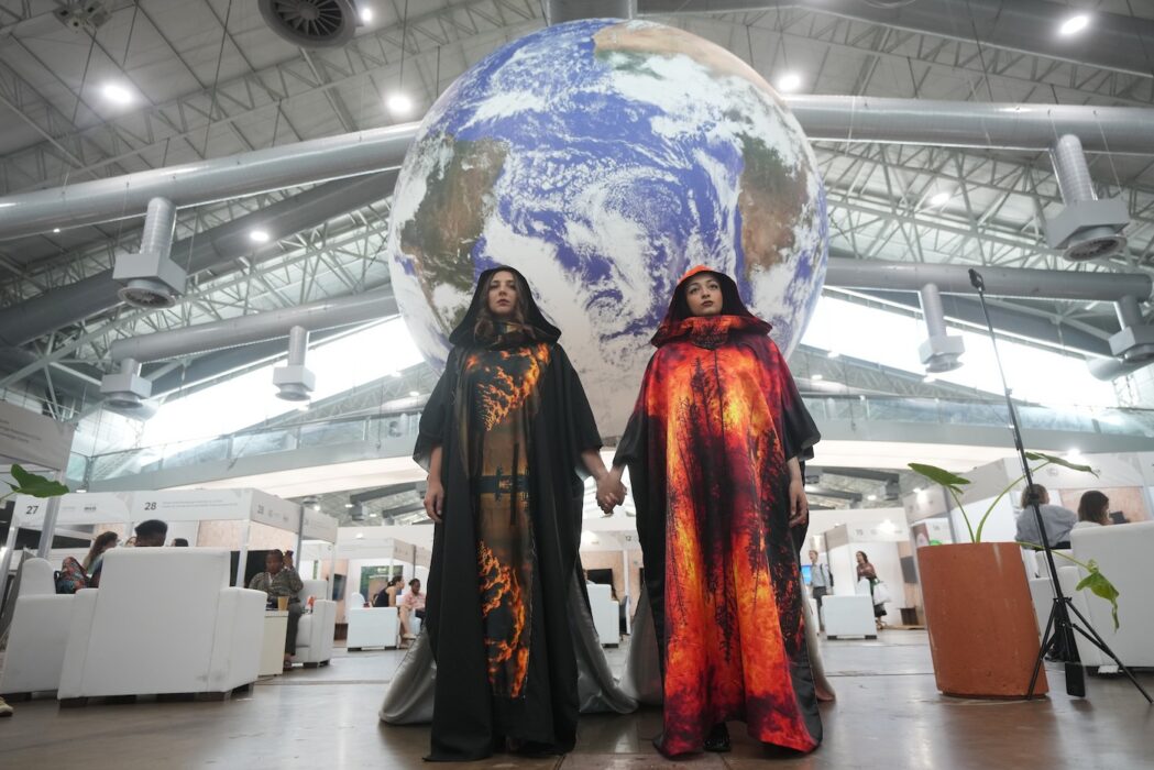Demonstranter under klimattoppmötet COP 30 i brasilianska Belém, som avslutades med en resolution om att hålla 1,5-gradersmålet inom räckhåll.