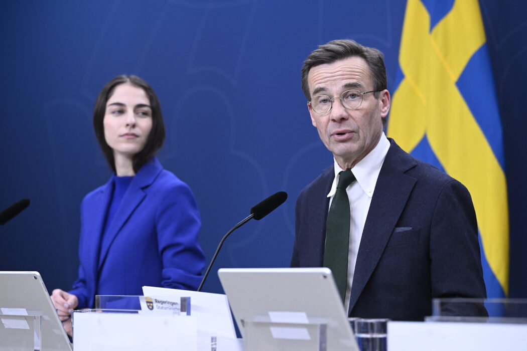 Statsminister Ulf Kristersson (M) och klimat- och miljöminister Romina Pourmokhtari (L) presenterar regeringens klimathandlingsplan under en pressträff 2023.