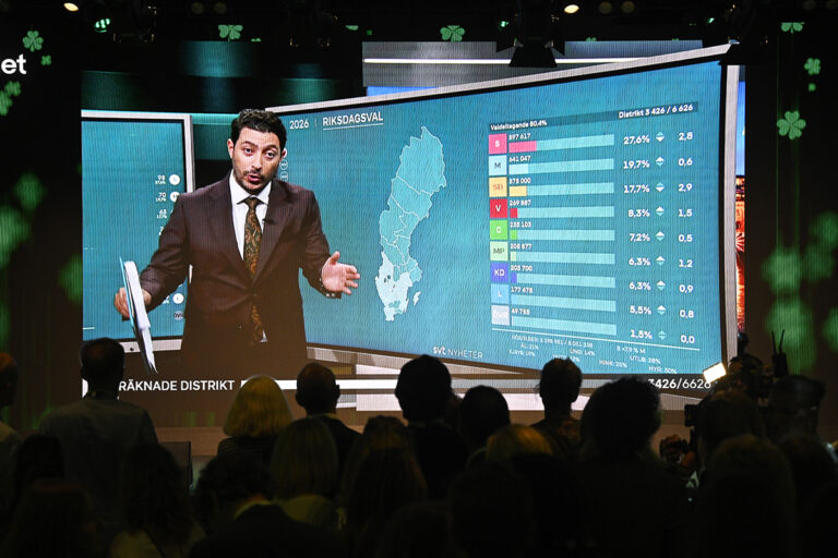 Programledare Fouad Youcefi från SVT:s livesändning visas på storbildsskärm under Centerpartiets valvaka.