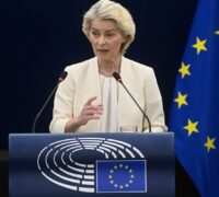 Ursula von der Leyen i talarstolen.