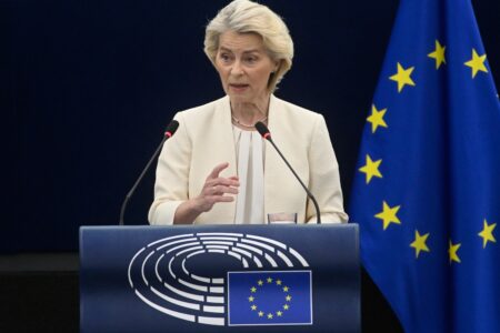 Ursula von der Leyen i talarstolen.
