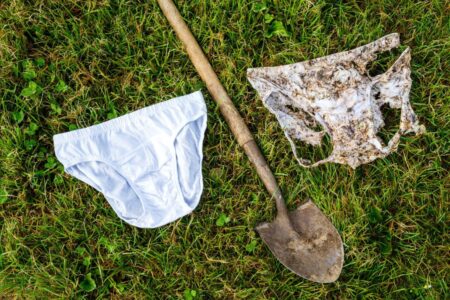 Ett par vita kalsonger och ett par som grävts upp efter två månader i jorden.