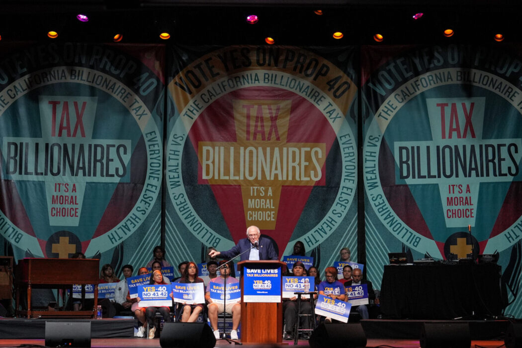 Bernie Sanders talar på ett kampanjevent för införandet av en miljardärsskatt i Kalifornien.