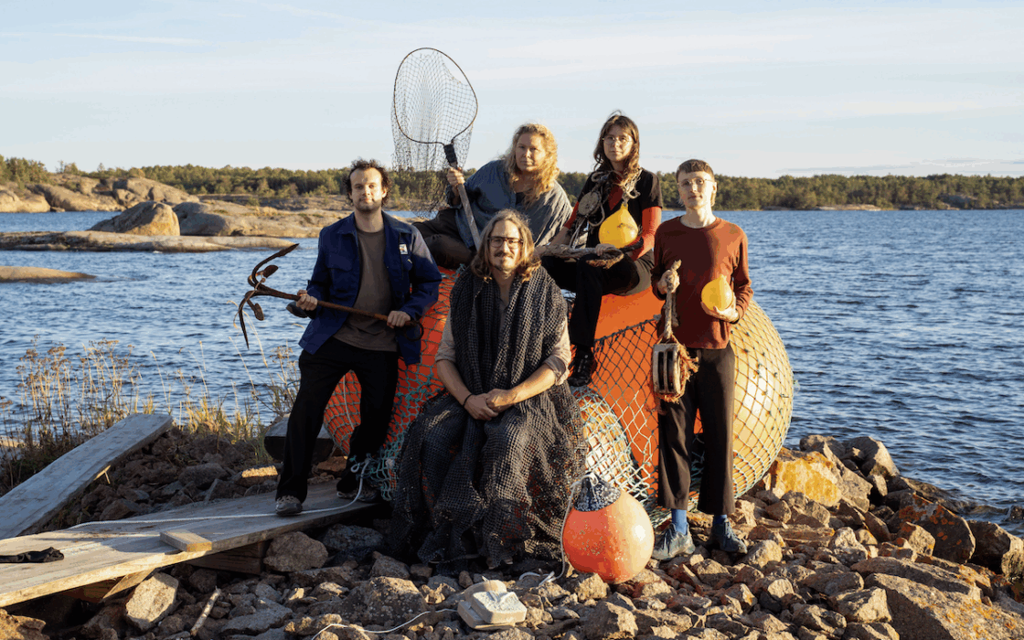Filips Staņislavskis, Pella Thiel, Linnea Våglund, Leo Fidjeland och Joel Lindholm utforskar hur Östersjöns mer-än-mänskliga varelser kan representeras, här på en exkursion på Åland.