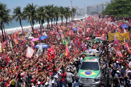 Slutspurt av valkampanj på Copacabana.