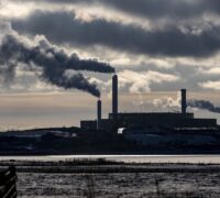 Utsläpp från skorstenar på värmeverk.