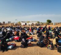 Flyktingar sitter på marken i Djibouti.