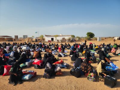 Flyktingar sitter på marken i Djibouti.
