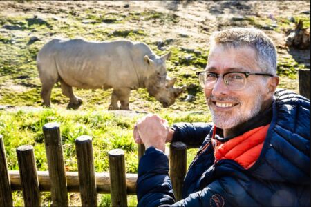 Fredrik Gustafsson tittar på en noshörning.