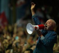 Lula da Silva firar på scenen efter vinsten.