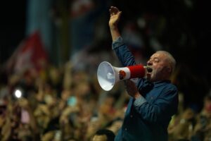 Lula da Silva firar på scenen efter vinsten.