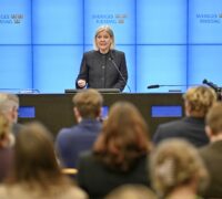 Magdalena Andersson på presskonferens.