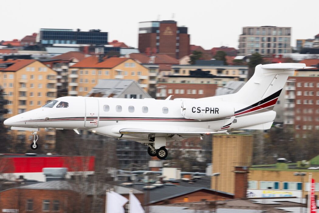 Ett privatjet är på väg att landa vid Bromma flygplats.