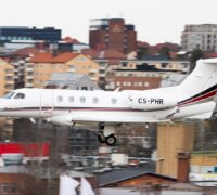 Ett privatjet är på väg att landa vid Bromma flygplats.