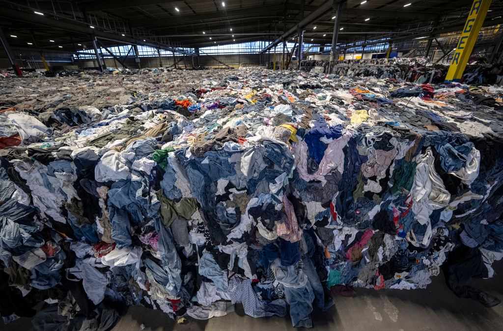 Enligt Naturvårdsverket krävs nu skärpta EU-regler och ett utökat producentansvar för att minska överproduktionen av textilier.